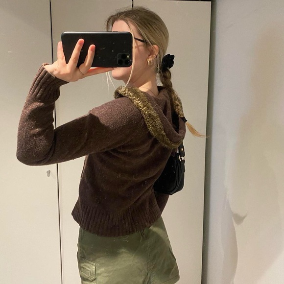 A perfect Y2K brown sweater with fur hood - Picture 4 of 6